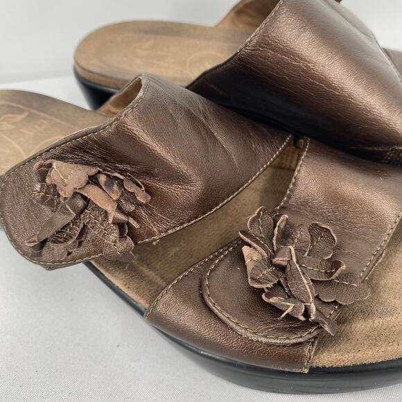 Dansko Metallic Bronze Flower Leather Sandals Size 38 / 8 - Picture 2 of 8